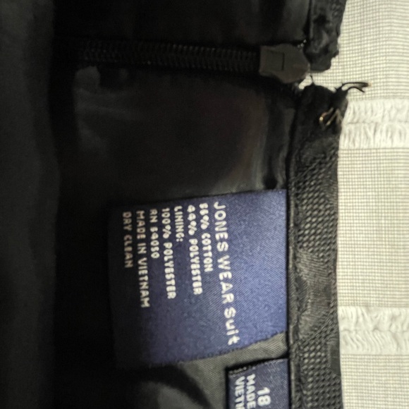 Black skirt suit with circle print design. - Picture 4 of 6